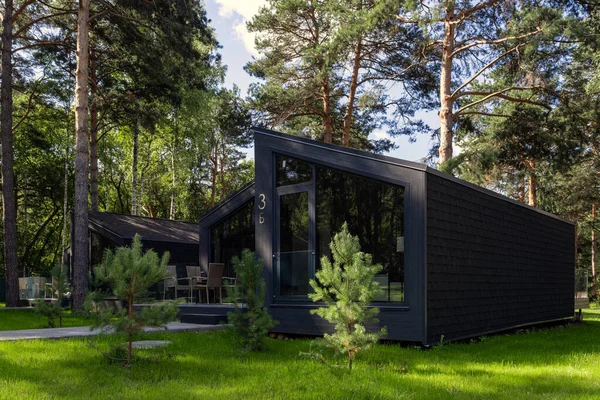 Güzel bir kır evi. Lüks bir evin iç ve dış tasarımı. Düşük enerjili aile evi tahtadan yapılmıştır.