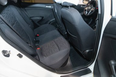 Novosibirsk, Rusya - 21 Ağustos 2021: Hyundai Solaris, iç tasarım, araç yolcuları ve emniyet kemerli sürücü koltukları. 