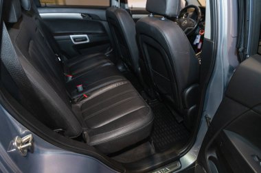 Novosibirsk, Rusya - 21 Ağustos 2021: Opel Antara, iç tasarım, araç yolcuları ve emniyet kemerli sürücü koltukları. 