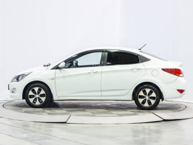 Novosibirsk, Rusya - 21 Ağustos 2021: Hyundai Solaris, yan görüş. Otoparktaki popüler araba.