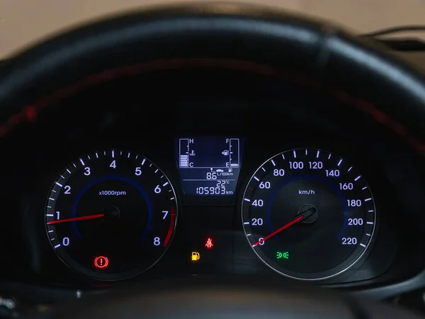 Novosibirsk Russia August 2021 Hyundai Solaris Black Car Speedometer 汽车仪表盘的近照 — 图库照片