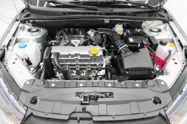 Novosibirsk, Rusya - 19 Temmuz 2021: Lada Granta, araba motoru, yakın çekim. İçten yanmalı motor, araba parçaları, ayrıştırma