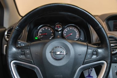 Novosibirsk, Rusya - 21 Ağustos 2021: Opel Antara, Auto Interior: Logo, hız göstergesi ve takhomete ile direksiyon simidi