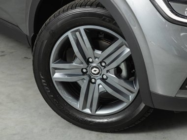 Novosibirsk, Rusya - 08 Temmuz 2021: Renault Arkana, Gri arabanın tekerleği