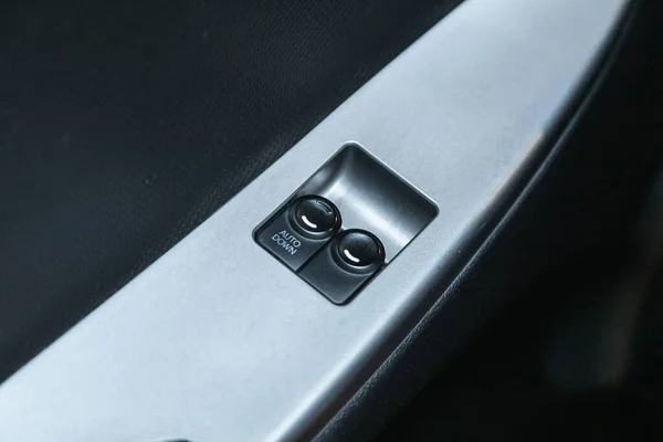 2021年8月21日 现代Solaris Arm Rest Window Control Panel Door Lock Button — 图库照片