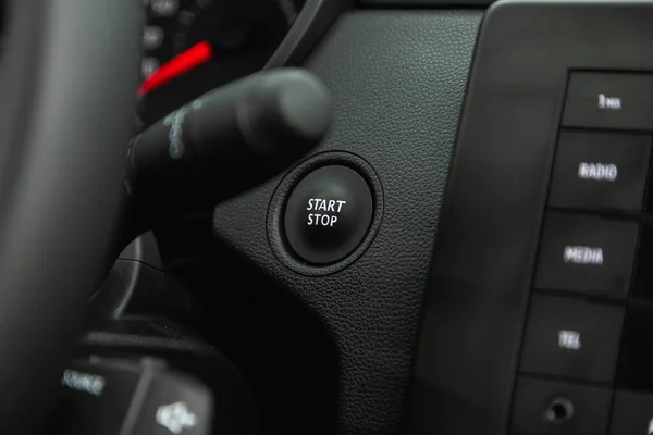 2021年7月8日 阿尔卡纳 汽车仪表盘 黑色引擎启动按钮 汽车内部细节 — 图库照片