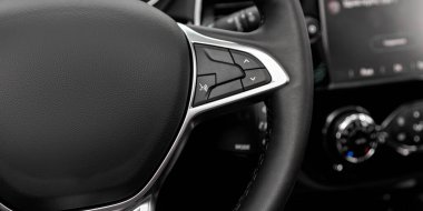 Hızlı kontrol için çok fonksiyonlu siyah direksiyon, arabaya yakın çekim