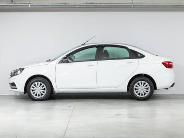 Novosibirsk, Rusya - 21 Ağustos 2021: Beyaz Lada Vesta, yan görüş. Otoparktaki popüler araba.