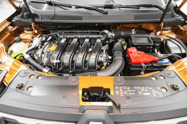 Novosibirsk, Rusya - 19 Ağustos 2021: Renault Duster, arabanın kaputunun altında. Güçlü motor kapanışı. Temiz motor bloğu.