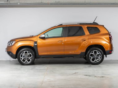 Novosibirsk, Rusya - 19 Ağustos 2021: Turuncu Renault Duster, yan görüş. Otoparktaki popüler araba.