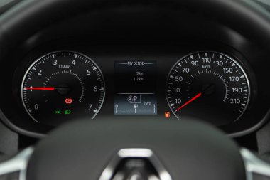 Novosibirsk, Rusya - 08 Temmuz 2021: Renault Arkana, arabanın ön paneli parlak ışıkla aydınlatılmıştır. Hız göstergesi, daire ölçer, yağ ve yakıt seviyesi