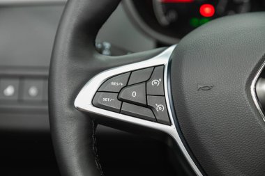 Novosibirsk, Rusya - 08 Temmuz 2021: Renault Arkana, hızlı kontrol için çok fonksiyonlu siyah direksiyon, yakın çekim