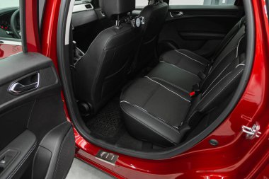 Novosibirsk, Rusya - 08 Temmuz 2021: Renault Arkana, Temiz Araç İçi. SU 'daki siyah arka koltuklar.