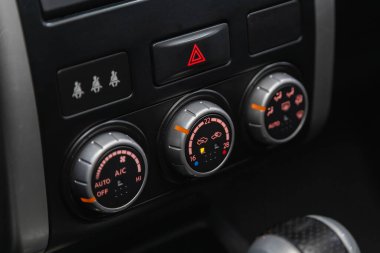 Novosibirsk, Rusya - 21 Ağustos 2021: Nissan X-Trail, klima düğmeli siyah detay, arabanın içindeki sıcaklık hakkında bilgi içeren gösterge paneli.