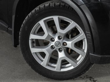 Novosibirsk, Rusya - 21 Ağustos 2021: Nissan X-Patikası, hafif alaşımlı tekerlekle arabanın ön tarafını kapatın.