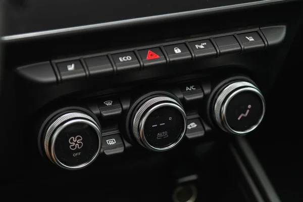 러시아 노보시비르스크 2021 Renault Duster Black Detailed Air Conditioning Button — 스톡 사진