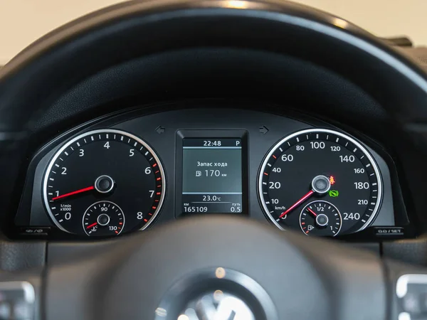 Новосибірськ Росія Серпня 2021 Volkswagen Tiguan Приладова Панель Автомобіля Освітлюється — стокове фото