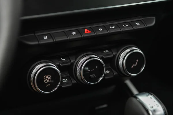 2021年7月8日 阿尔卡纳 带有空调按钮的黑色细节 装有汽车内部温度信息的仪表盘 — 图库照片