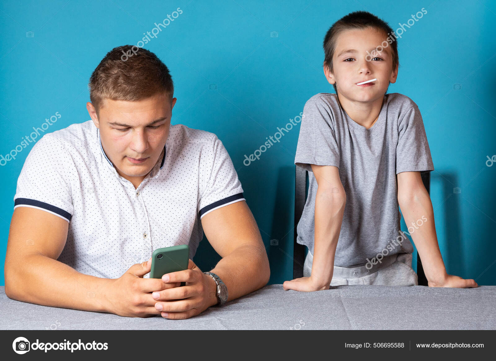 Мужчина с ребенком. Пока сын. Любим тебя сыночек. Ребенок спит на диване. Мужчина с маленьким ребенком.