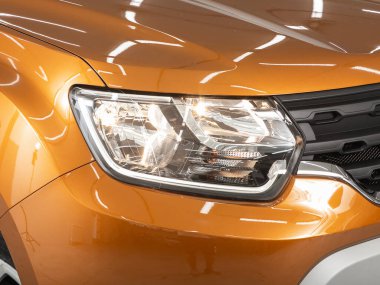 Novosibirsk, Rusya - 08 Temmuz 2021: Renault Duster, yeni arabanın ışıklarını kapatın. Dış detay 