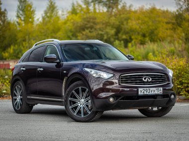 Novosibirsk, Rusya - 12 Eylül 2021: siyah Infiniti FX 37, yan görüş. Güneşli bir günde park yerinde yeni pahalı bir SUV.