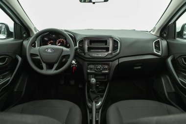 Novosibirsk, Rusya - 19 Ağustos 2021: Lada XRay, direksiyon, vites kolu ve gösterge paneli, iklim kontrolü, hız göstergesi,