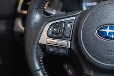 Novosibirsk, Rusya - 21 Ağustos 2021: Subaru XV, hızlı kontrol telefonu, müzik ve diğer işlevler için çok fonksiyonlu siyah direksiyon