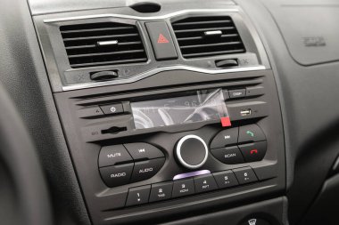 Novosibirsk, Rusya - 31 Ağustos 2021: Lada Granta, Ses stereo sistemi, kontrol paneli 