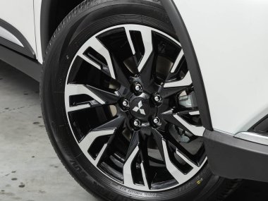 Novosibirsk, Rusya - 31 Ağustos 2021: Mitsubishi ASX, tampon, alaşım tekerleği, araba temizleme