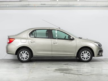 Novosibirsk, Rusya - 01 Temmuz 2021: Silver Renault Logan, yan görüş. Otoparktaki popüler araba.