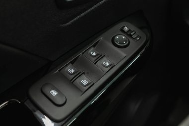 Novosibirsk, Rusya - 08 Temmuz 2021: Renault KAPTUR, Araç kapısı iç kolluk pencere paneli, kapı kilidi düğmesi