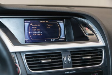 Novosibirsk, Rusya - 12 Eylül 2021: Audi A4, arabada müzik çalar.