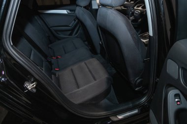 Novosibirsk, Rusya - 12 Eylül 2021: Audi A4, siyah tekstil yolcuları için arka koltuk. Rahat vagon içeride.