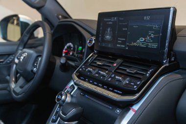 Novosibirsk, Rusya - 24 Eylül 2021: Toyota Land Cruiser 300, merkezi kontrol paneline yakın çekim, müzik ve radyoyla izleme, havalandırma, klima, oyuncu.