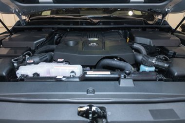 Novosibirsk, Rusya - 24 Eylül 2021: Toyota arazi kruvazörü 300, araba motoru yakın çekim. İçten yanmalı motor, araba parçaları, ayreylin