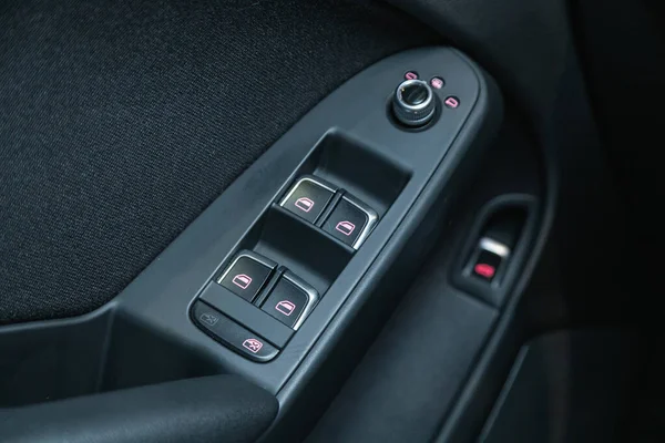 2021年9月12日 奥迪A4 装有门窗控制面板 门锁按钮的汽车门内部扶手 — 图库照片
