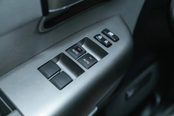 2021年9月12日 丰田红杉 车内扶手与车窗控制面板 门锁按钮 — 图库照片