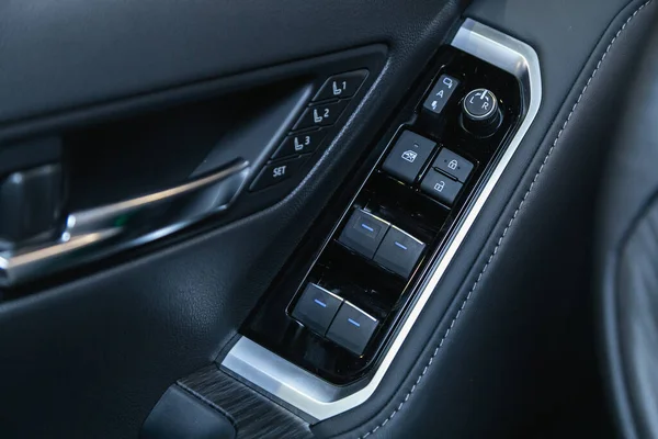 2021年9月24日 丰田越野车300 装有门窗控制面板的车内扶手 门锁按钮 — 图库照片