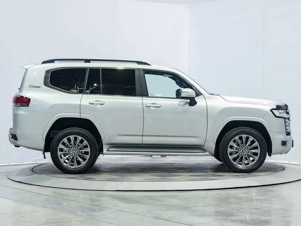 Novosibirsk Rusia Septiembre 2021 Toyota Land Cruiser 300 Blanco Vista — Foto de Stock