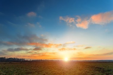 Alanının üstündeki günbatımı gökyüzü