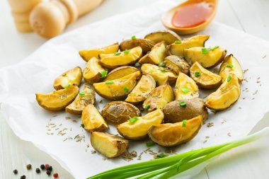 Kızarmış patates dilimleri.