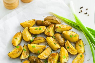 Kızarmış patates dilimleri.