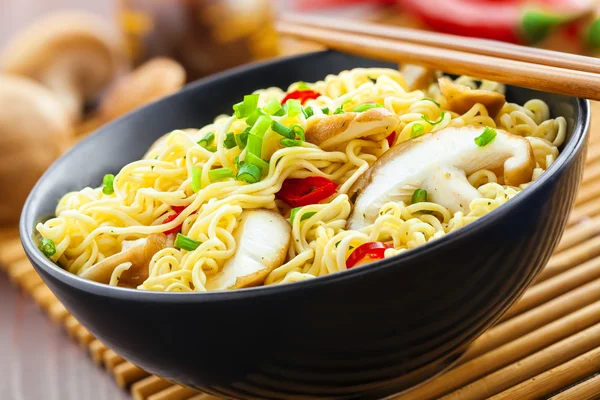 Comida asiática, fideos instantáneos — Foto de Stock