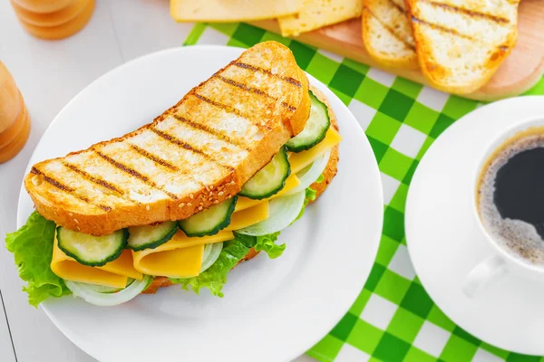 Sandwich cu legume și brânză — Fotografie, imagine de stoc