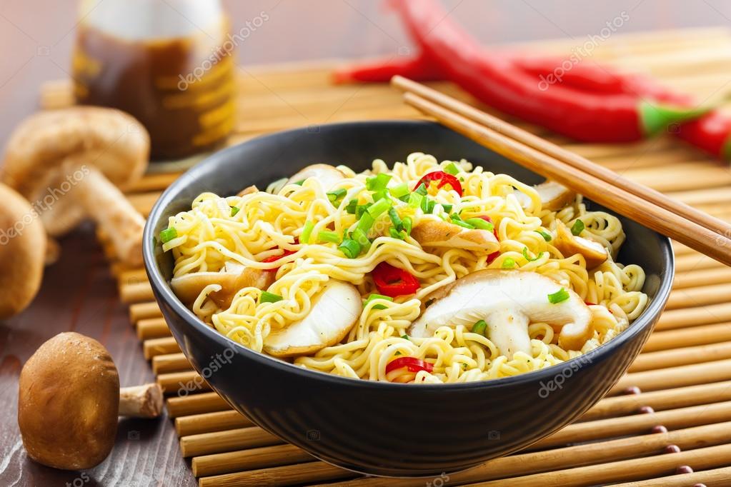 Рейтинг лапши. Noodles доширак. Китайская лапша instant Noodle. Нудлс лапша. Еда быстрого приготовления.