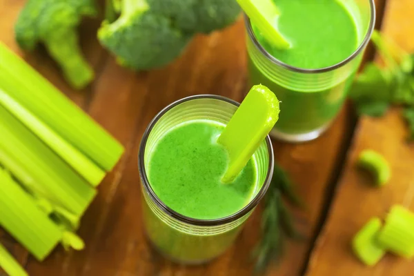 เครื่องดื่มผักเพื่อสุขภาพ สมูทตี้ — ภาพถ่ายสต็อก