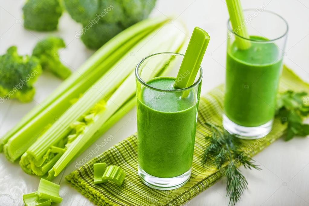Сок из сельдерея. Сельдерей пить каждый день. Сельдерей. Зеленый смузи с сельдереем. Свежевыжатый сок сельдерея.