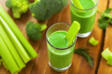 Sağlıklı sebze içki, güler yüzlü