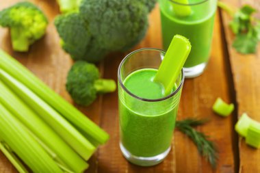 Sağlıklı sebze içki, güler yüzlü