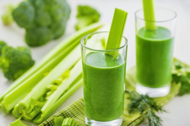 Sağlıklı sebze içki, güler yüzlü